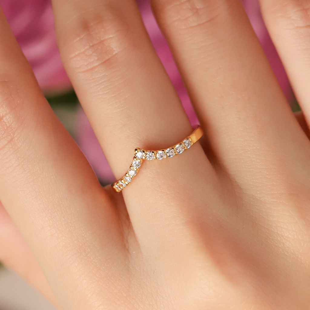 Bague d'éternité incurvée en forme de V en vermeil d'or 18 carats