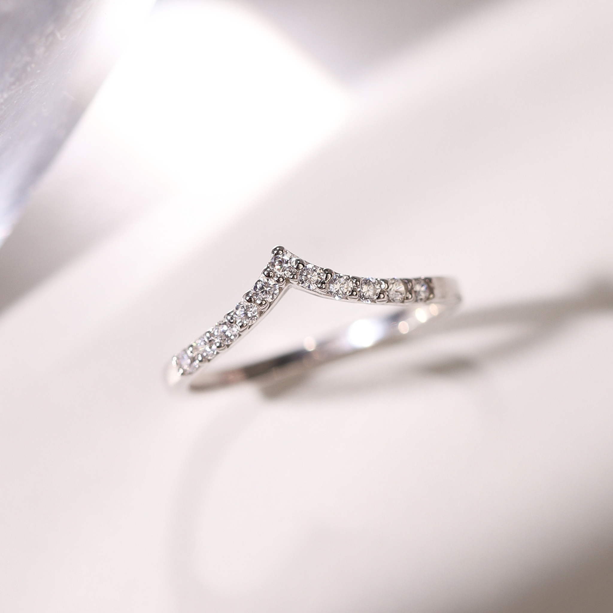 Bague d'éternité incurvée en forme de V en argent sterling