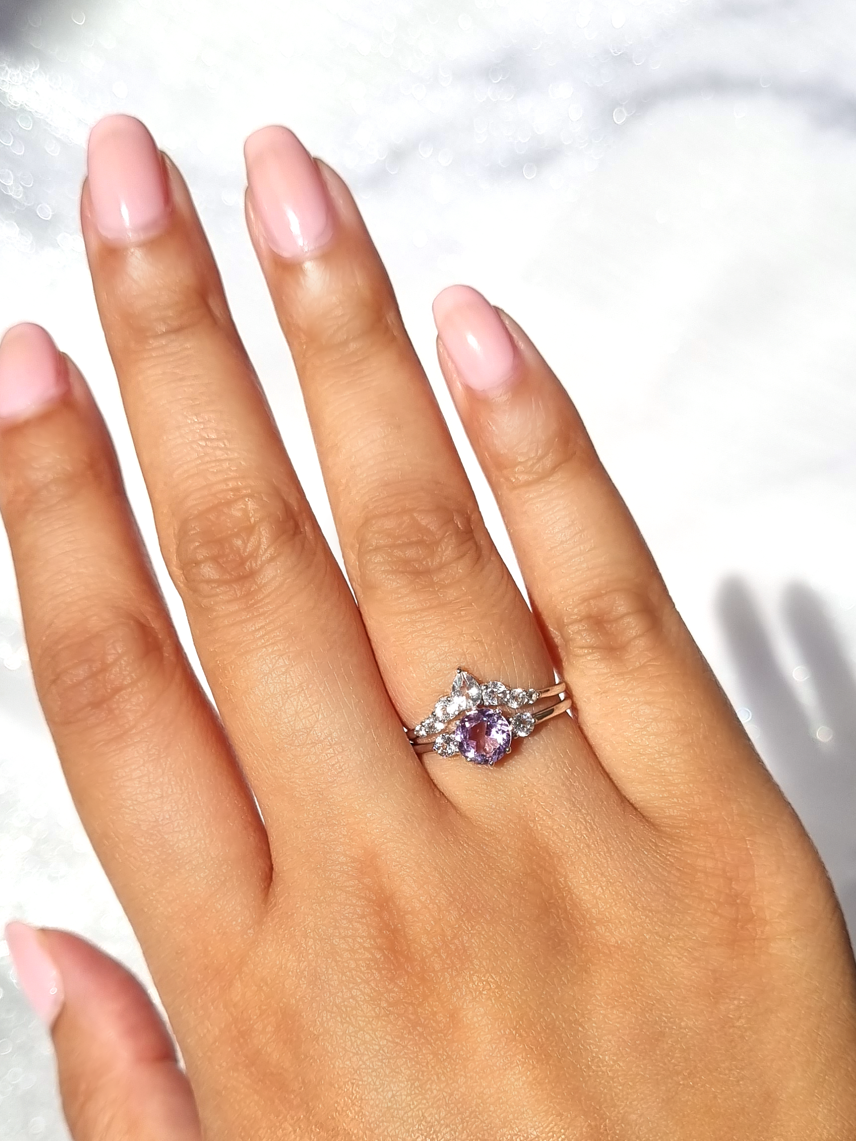 Bague Selene en argent sterling sertie d'améthyste lavande et de pierres précieuses.