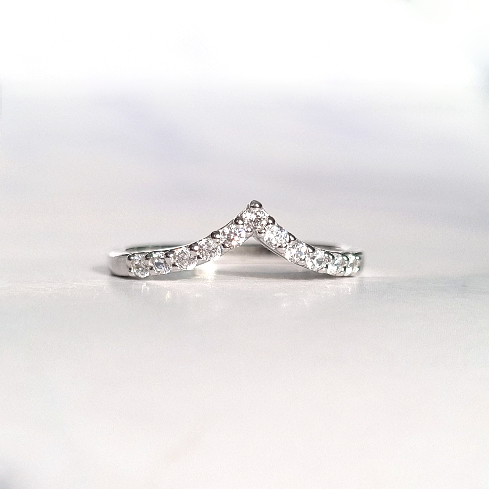 Bague d'éternité incurvée en forme de V en argent sterling