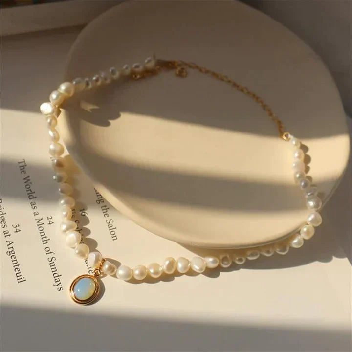 Collier de perles et pierre de lune en or