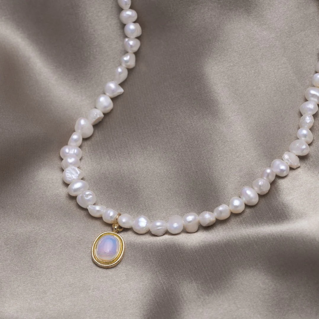 Collier de perles et pierre de lune en or