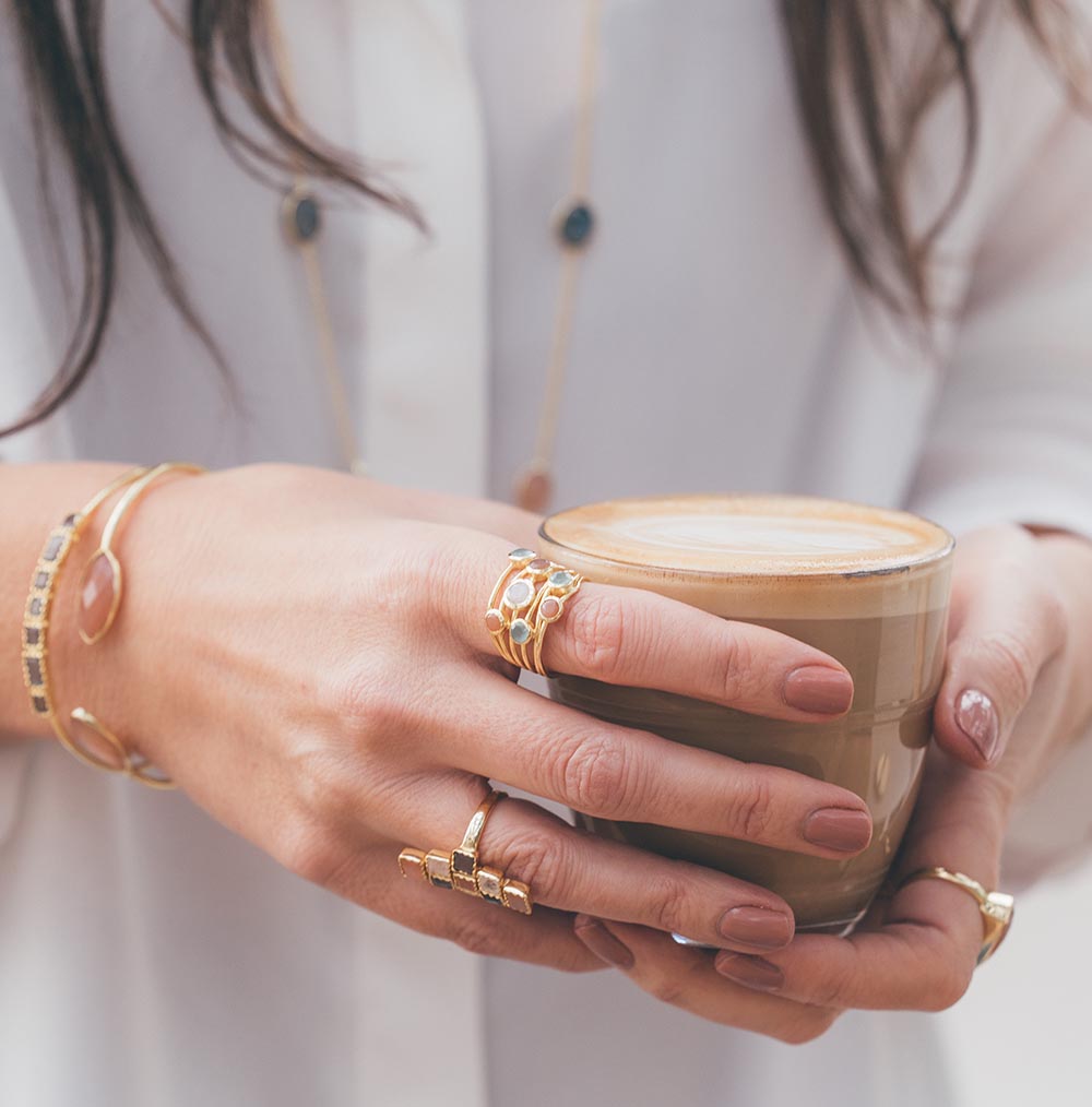 Bague Iona entrelacée : onyx vert, améthyste, pierre de lune et labradorite