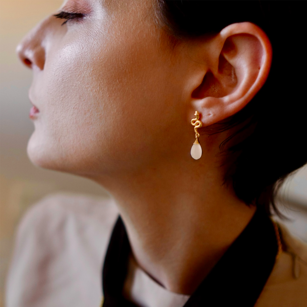 Boucles d'oreilles pendantes Méduse en agate blanche